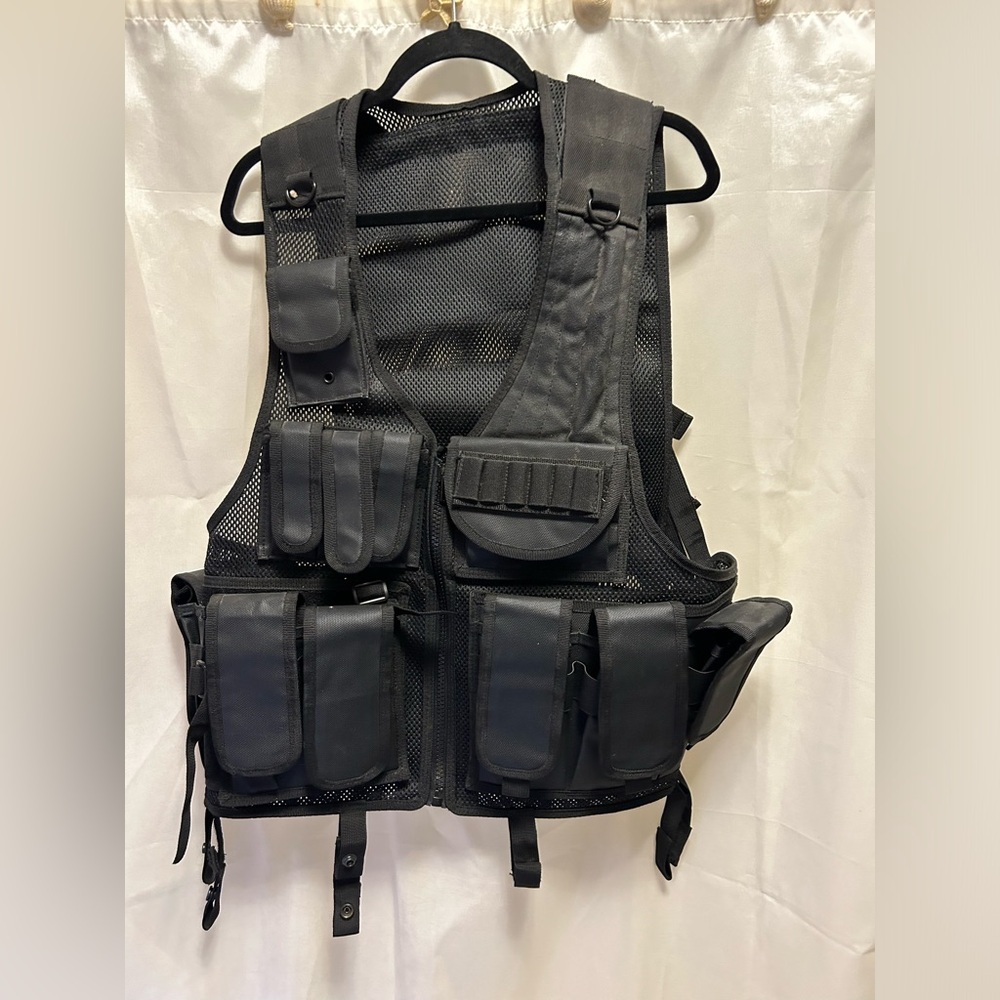 L/XL adjustable black paintball or tactical vest with several pockets.